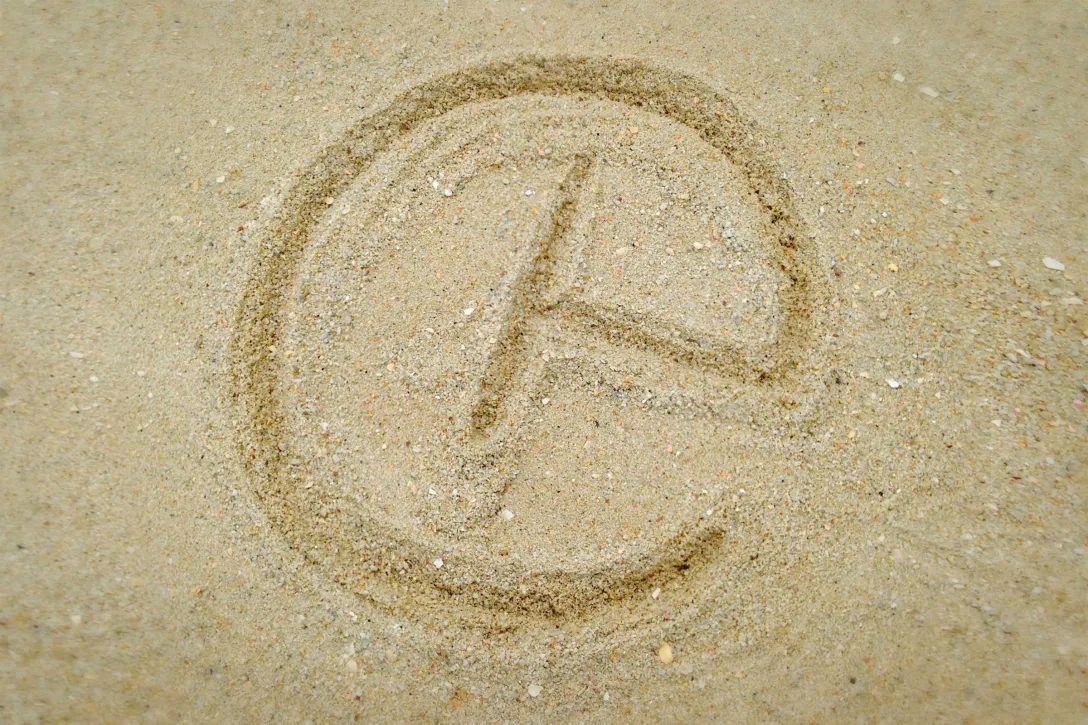 Form, Logo im Sand, Formsprache und Formgebung