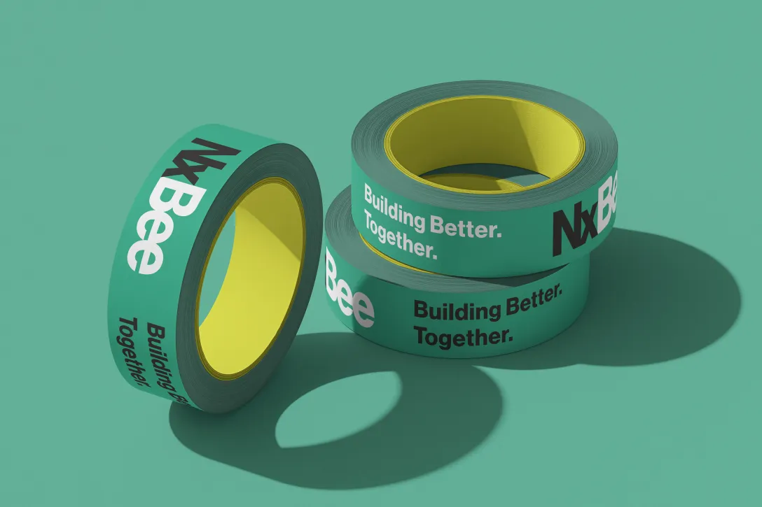 Branded Tape in Jungle Green mit NxBee-Logo und Slogan «Building Better. Together.» – konsistente Markenidentität auf Verpackungsmaterial