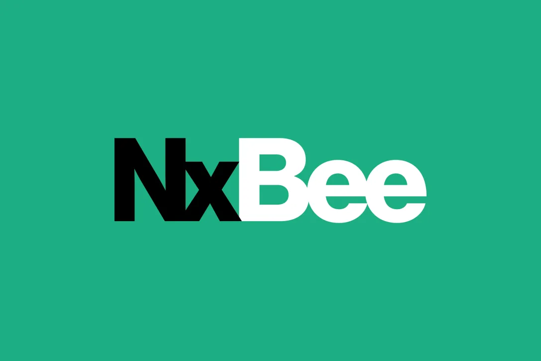 Wort-Bild-Marke NxBee in Jungle Green auf türkisem Grund – markantes Hexagon-Symbol verbindet Stabilität und Natur im Corporate Design