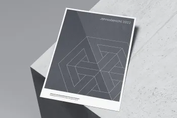 Cover-Design des Jahresberichts, Hexagon-Logo, Minimalistisch, engagierter Charakter der Organisation